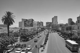 Image du Maroc Professionnelle de  Extension de l’Avenue des Forces Armées Royales (F. A. R.). en direction de Rabat, à gauche la Bourse des valeurs de Casablanca , au fond un grand immeuble en construction qui abritera l'hôtel Mogador, Lundi 6 Juillet 2009. (Photo / Abdeljalil Bounhar) 